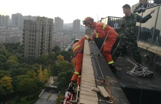 幼童被困11楼，消防官兵利用安全绳索技术将其安全救出