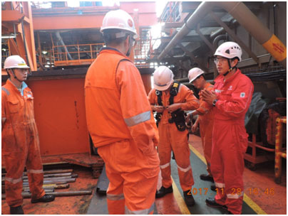 培训师在为平台员工讲解高空作业安全知识 培训师在为平台员工讲解高空作业安全知识